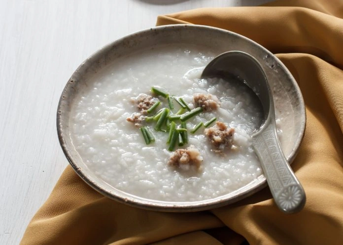 Sau khi bọc răng sứ 1 đến 2 ngày bạn nên dùng thức ăn lỏng